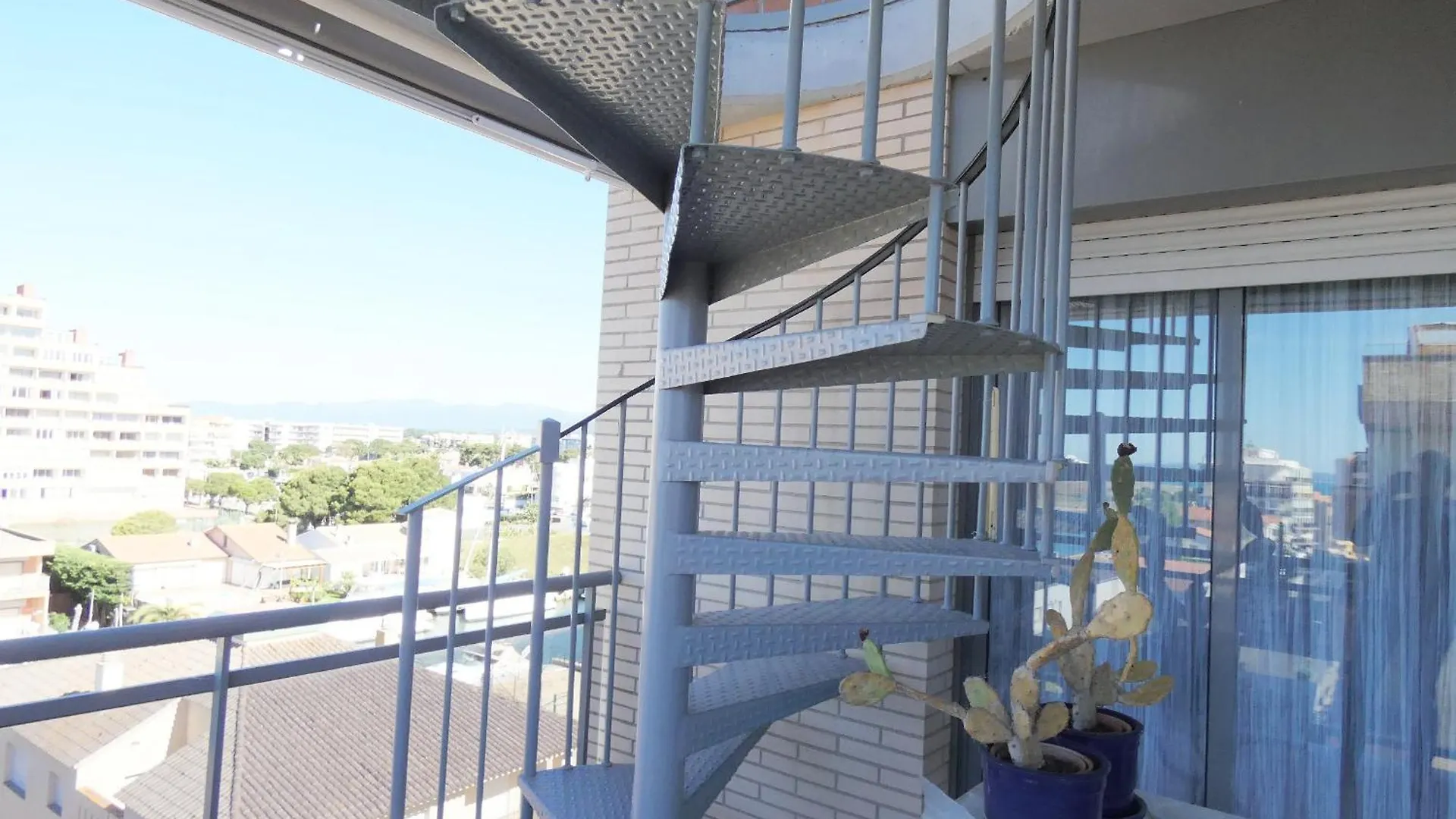 Marbella Apartment Roses